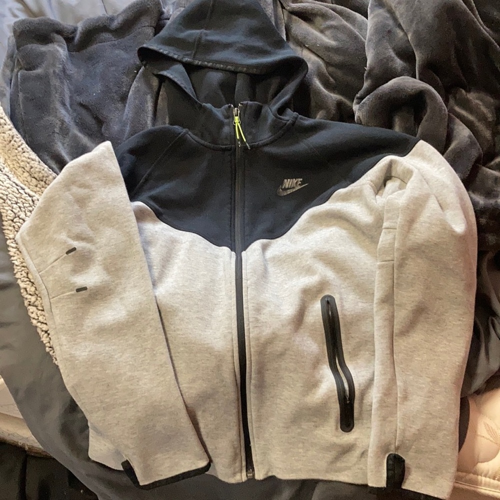 Nike sweater shirt, barely worn.